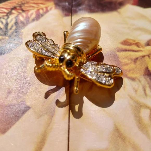 D Orlan  Brooch with Sparkling Stones - Picture 4 of 10